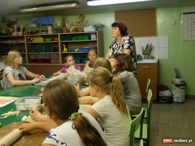 Zdjęcie w galerii na portalu naszraciborz.pl: Biwak z lepieniem w glinie wiadomości z regionu