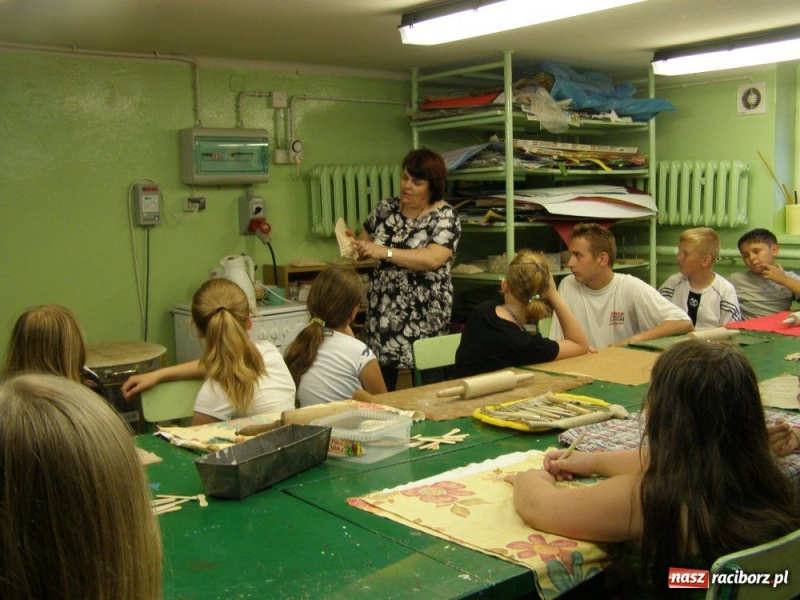 Zdjęcie w galerii na portalu naszraciborz.pl: Biwak z lepieniem w glinie wiadomości z regionu