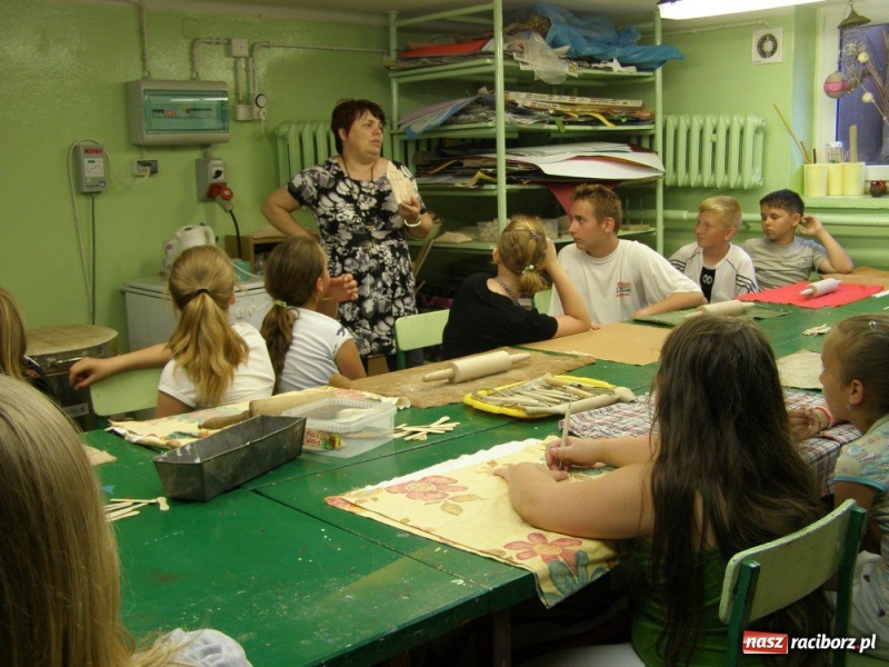 Zdjęcie w galerii na portalu naszraciborz.pl: Biwak z lepieniem w glinie wiadomości z regionu