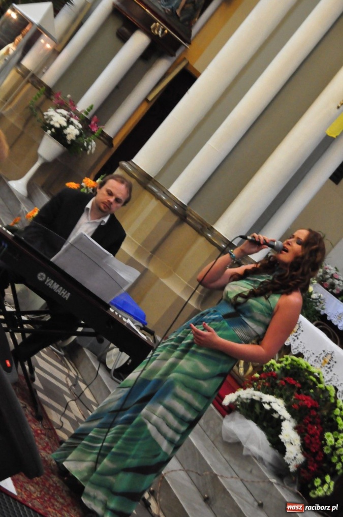 Zdjęcie w galerii na portalu naszraciborz.pl:  Marzena wyśpiewała autorskie utwory wiadomości z regionu