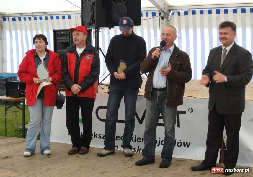 Zdjęcie w galerii na portalu naszraciborz.pl: Automobiliści zjeżdżają do Zabełkowa wiadomości z regionu