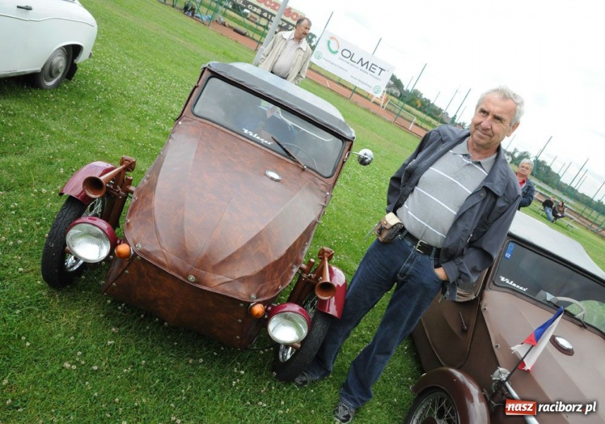 Zdjęcie w galerii na portalu naszraciborz.pl: Automobiliści zjeżdżają do Zabełkowa wiadomości z regionu