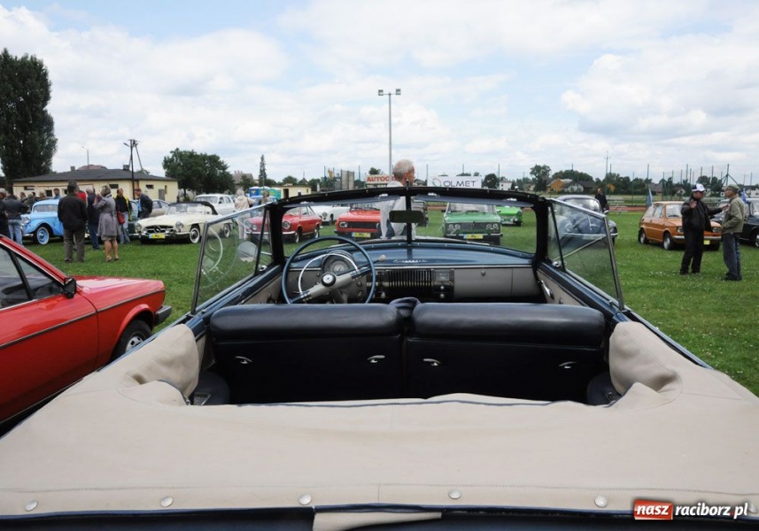 Zdjęcie w galerii na portalu naszraciborz.pl: Automobiliści zjeżdżają do Zabełkowa wiadomości z regionu