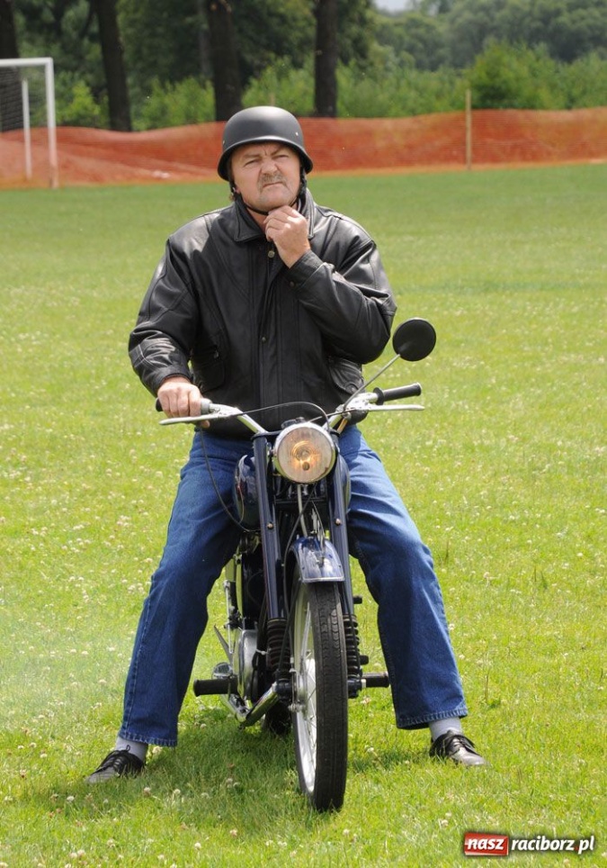 Zdjęcie w galerii na portalu naszraciborz.pl: Automobiliści zjeżdżają do Zabełkowa wiadomości z regionu