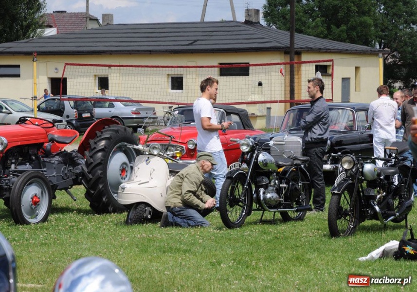 Zdjęcie w galerii na portalu naszraciborz.pl: Automobiliści zjeżdżają do Zabełkowa wiadomości z regionu