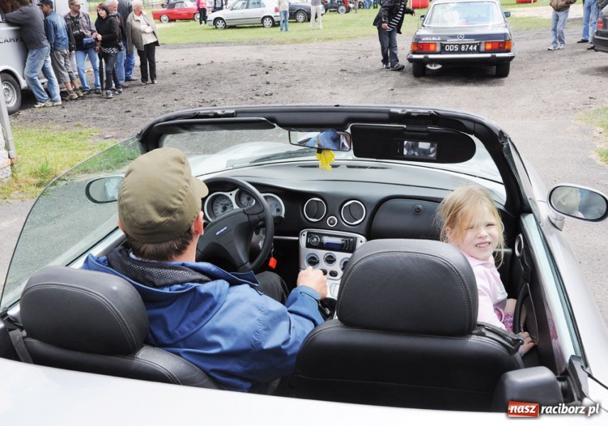 Zdjęcie w galerii na portalu naszraciborz.pl: Automobiliści zjeżdżają do Zabełkowa wiadomości z regionu