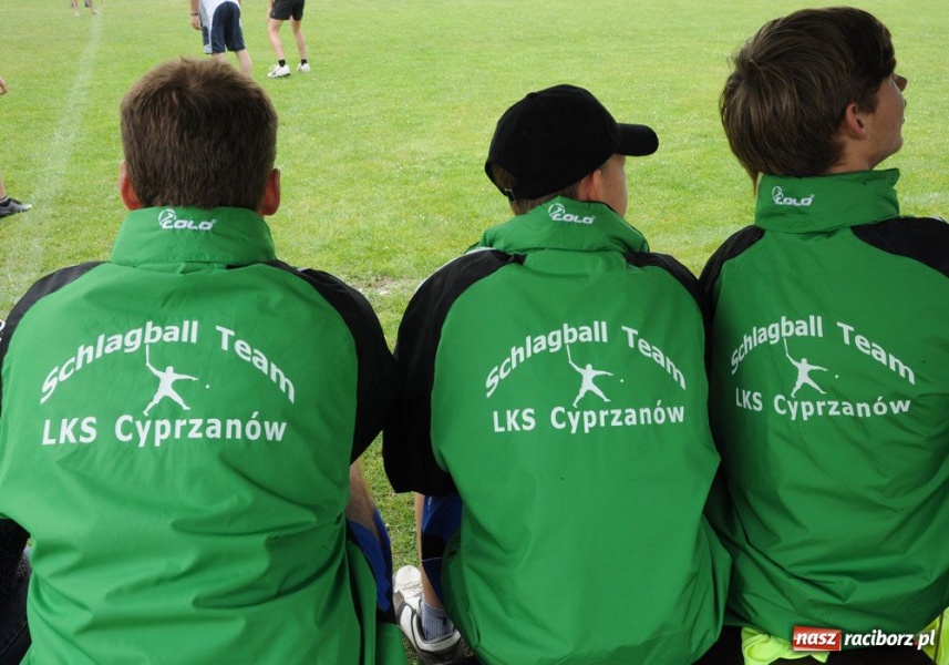 Zdjęcie w galerii na portalu naszraciborz.pl: W Cyprzanowie grali w schlagballa wiadomości z regionu