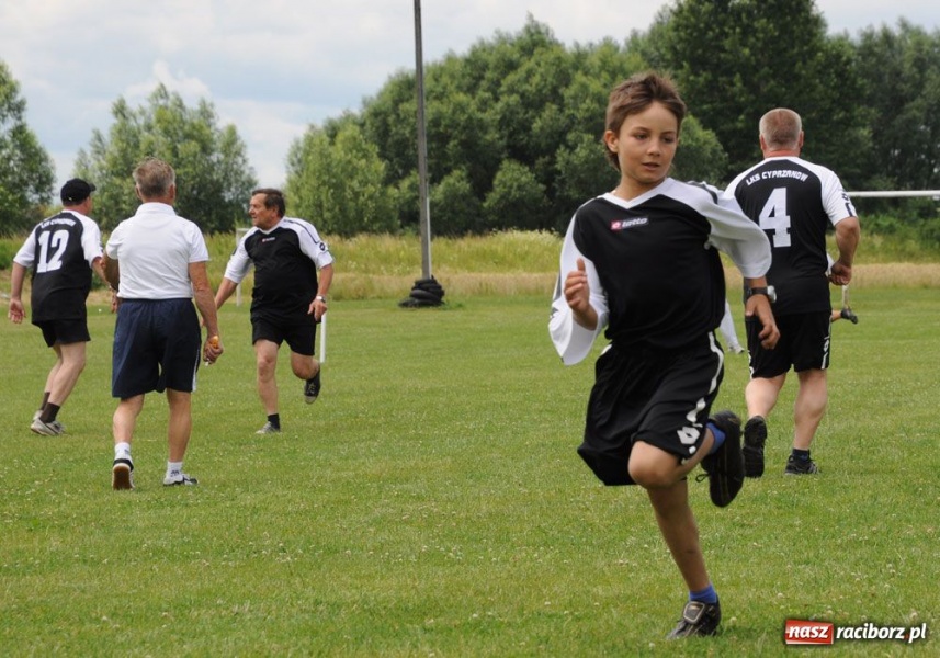 Zdjęcie w galerii na portalu naszraciborz.pl: W Cyprzanowie grali w schlagballa wiadomości z regionu