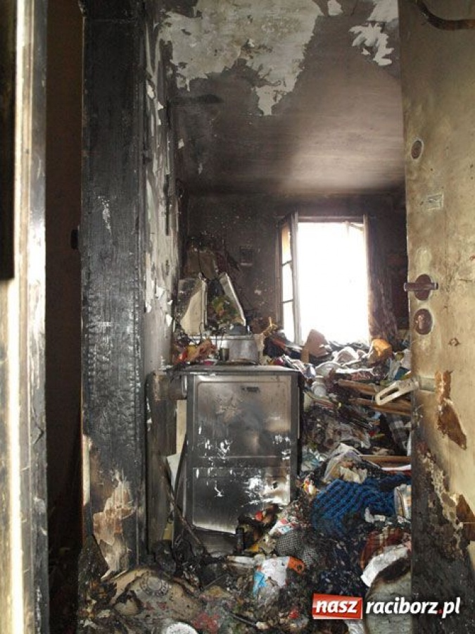 Zdjęcie w galerii na portalu naszraciborz.pl: O krok od tragedii. Pożar góry śmieci wiadomości z regionu