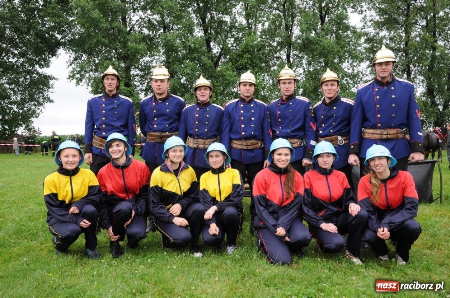 Zdjęcie w galerii na portalu naszraciborz.pl: W Bieńkowicach walczyli na sikawkach wiadomości z regionu