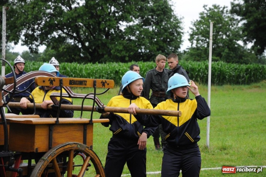 Zdjęcie w galerii na portalu naszraciborz.pl: W Bieńkowicach walczyli na sikawkach wiadomości z regionu