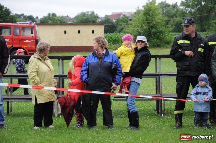 Zdjęcie w galerii na portalu naszraciborz.pl: W Bieńkowicach walczyli na sikawkach wiadomości z regionu