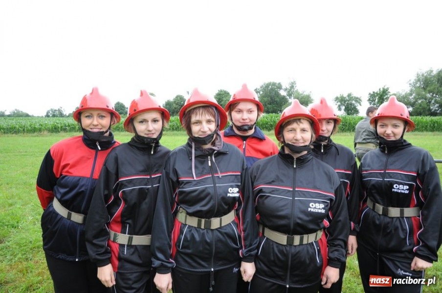 Zdjęcie w galerii na portalu naszraciborz.pl: W Bieńkowicach walczyli na sikawkach wiadomości z regionu