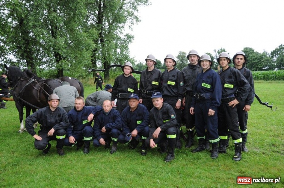 Zdjęcie w galerii na portalu naszraciborz.pl: W Bieńkowicach walczyli na sikawkach wiadomości z regionu