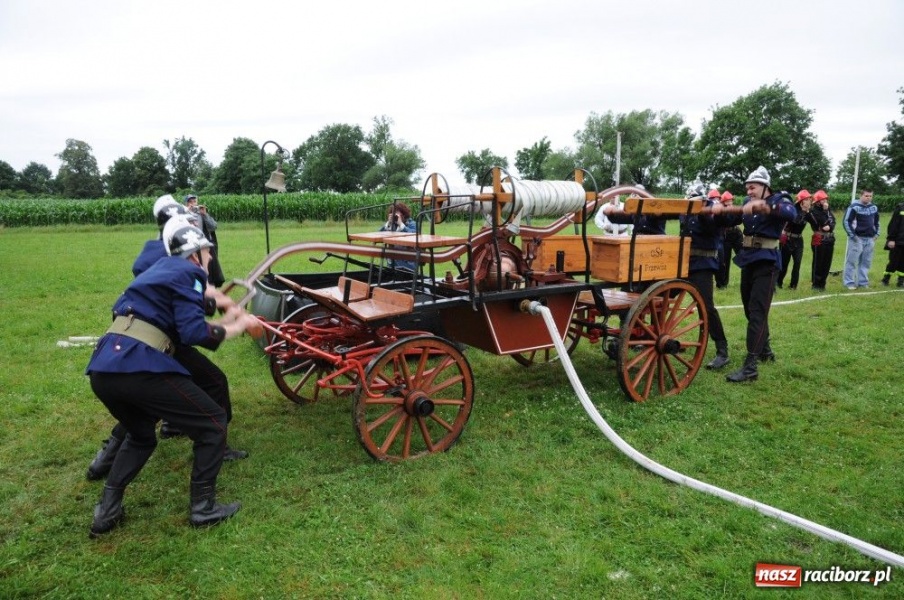 Zdjęcie w galerii na portalu naszraciborz.pl: W Bieńkowicach walczyli na sikawkach wiadomości z regionu