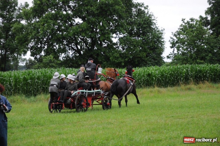 Zdjęcie w galerii na portalu naszraciborz.pl: W Bieńkowicach walczyli na sikawkach wiadomości z regionu