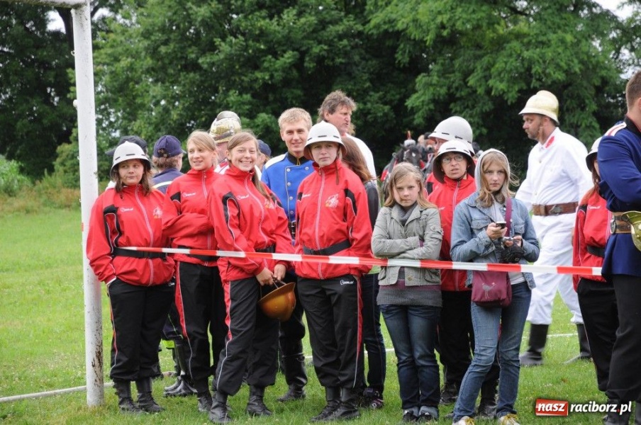 Zdjęcie w galerii na portalu naszraciborz.pl: W Bieńkowicach walczyli na sikawkach wiadomości z regionu