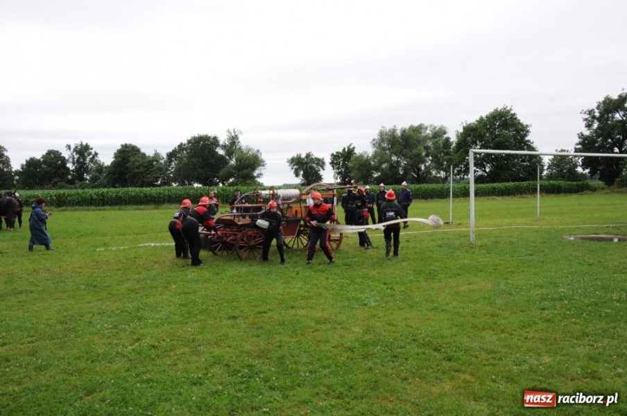 Zdjęcie w galerii na portalu naszraciborz.pl: W Bieńkowicach walczyli na sikawkach wiadomości z regionu