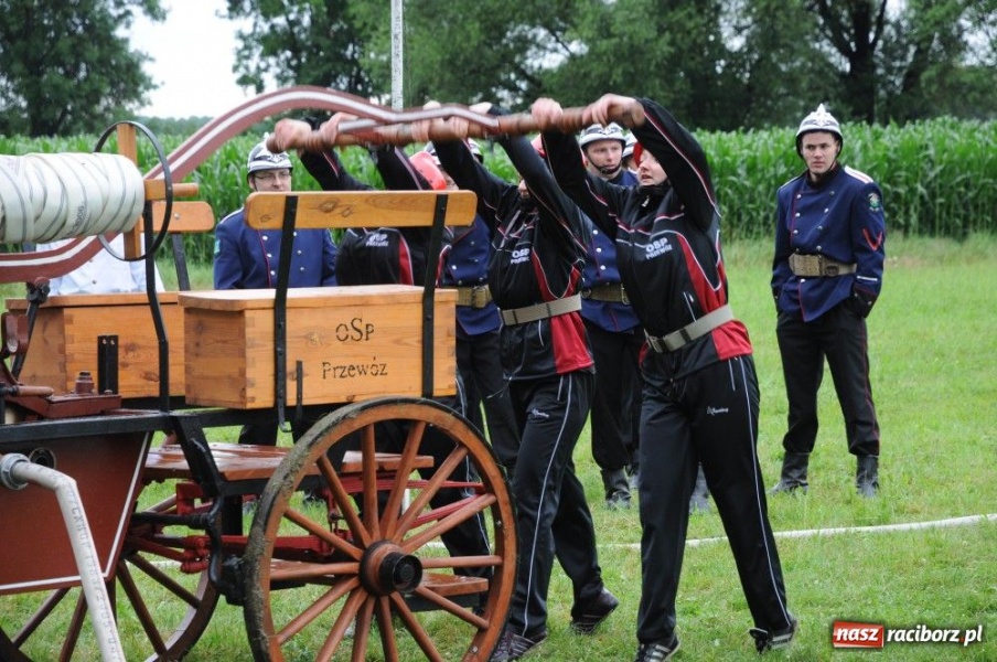 Zdjęcie w galerii na portalu naszraciborz.pl: W Bieńkowicach walczyli na sikawkach wiadomości z regionu