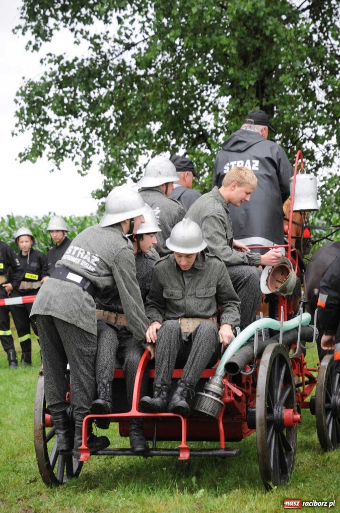 Zdjęcie w galerii na portalu naszraciborz.pl: W Bieńkowicach walczyli na sikawkach wiadomości z regionu