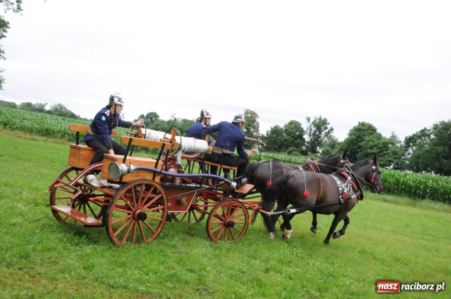 Zdjęcie w galerii na portalu naszraciborz.pl: W Bieńkowicach walczyli na sikawkach wiadomości z regionu