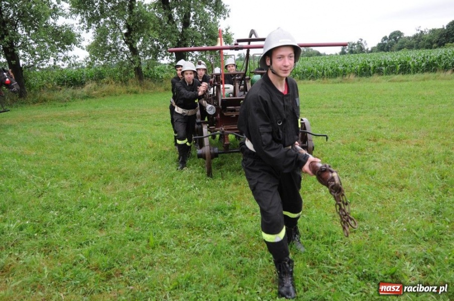 Zdjęcie w galerii na portalu naszraciborz.pl: W Bieńkowicach walczyli na sikawkach wiadomości z regionu
