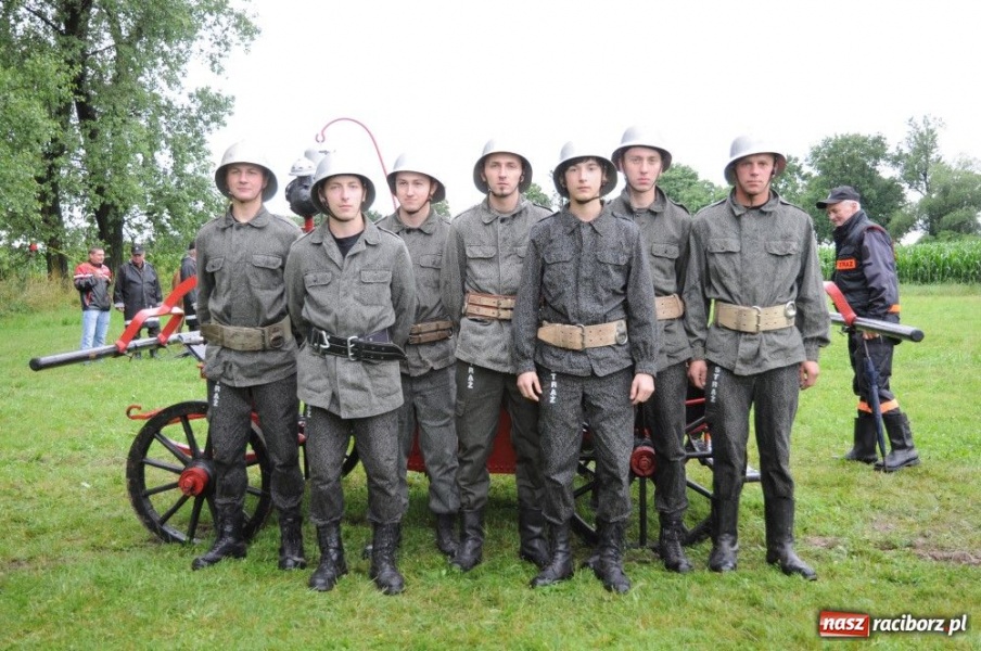 Zdjęcie w galerii na portalu naszraciborz.pl: W Bieńkowicach walczyli na sikawkach wiadomości z regionu