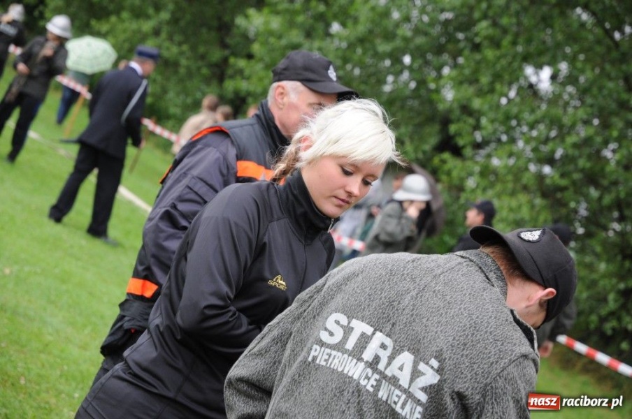 Zdjęcie w galerii na portalu naszraciborz.pl: W Bieńkowicach walczyli na sikawkach wiadomości z regionu