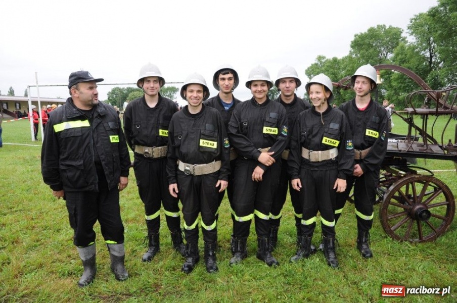 Zdjęcie w galerii na portalu naszraciborz.pl: W Bieńkowicach walczyli na sikawkach wiadomości z regionu