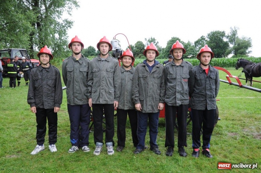 Zdjęcie w galerii na portalu naszraciborz.pl: W Bieńkowicach walczyli na sikawkach wiadomości z regionu