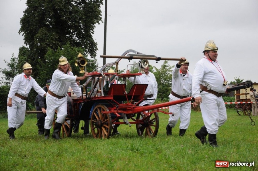 Zdjęcie w galerii na portalu naszraciborz.pl: W Bieńkowicach walczyli na sikawkach wiadomości z regionu