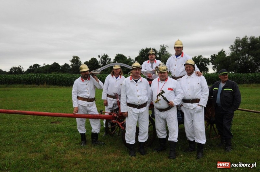 Zdjęcie w galerii na portalu naszraciborz.pl: W Bieńkowicach walczyli na sikawkach wiadomości z regionu