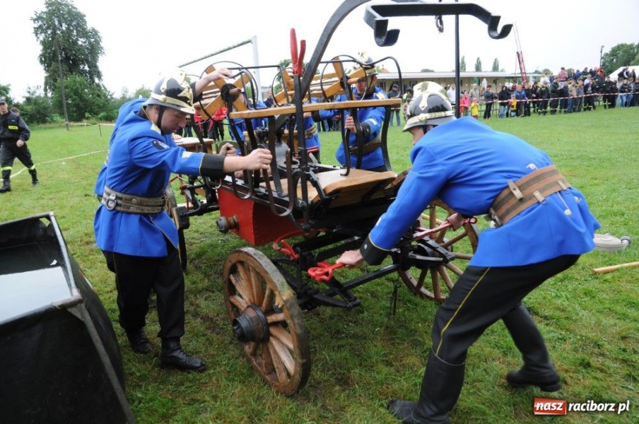Zdjęcie w galerii na portalu naszraciborz.pl: W Bieńkowicach walczyli na sikawkach wiadomości z regionu