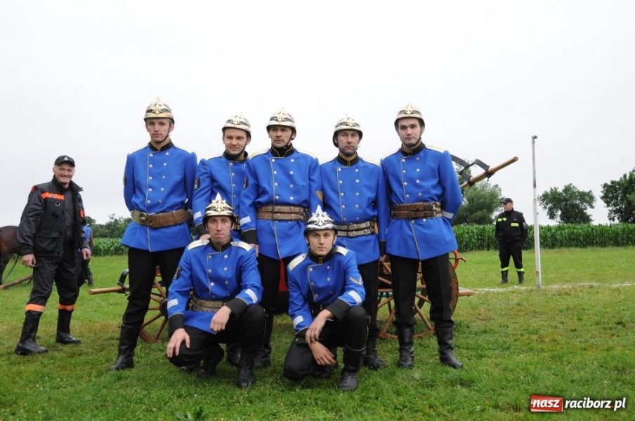 Zdjęcie w galerii na portalu naszraciborz.pl: W Bieńkowicach walczyli na sikawkach wiadomości z regionu