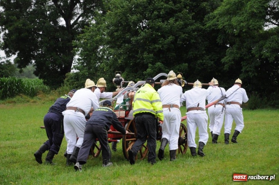 Zdjęcie w galerii na portalu naszraciborz.pl: W Bieńkowicach walczyli na sikawkach wiadomości z regionu