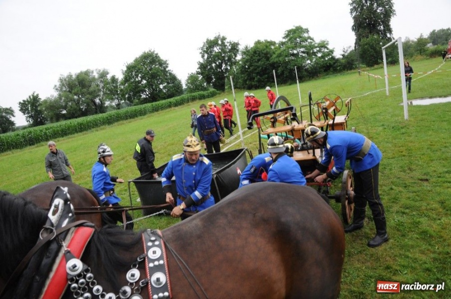 Zdjęcie w galerii na portalu naszraciborz.pl: W Bieńkowicach walczyli na sikawkach wiadomości z regionu