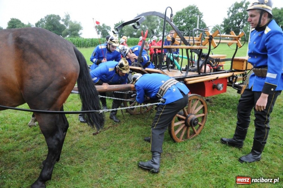 Zdjęcie w galerii na portalu naszraciborz.pl: W Bieńkowicach walczyli na sikawkach wiadomości z regionu