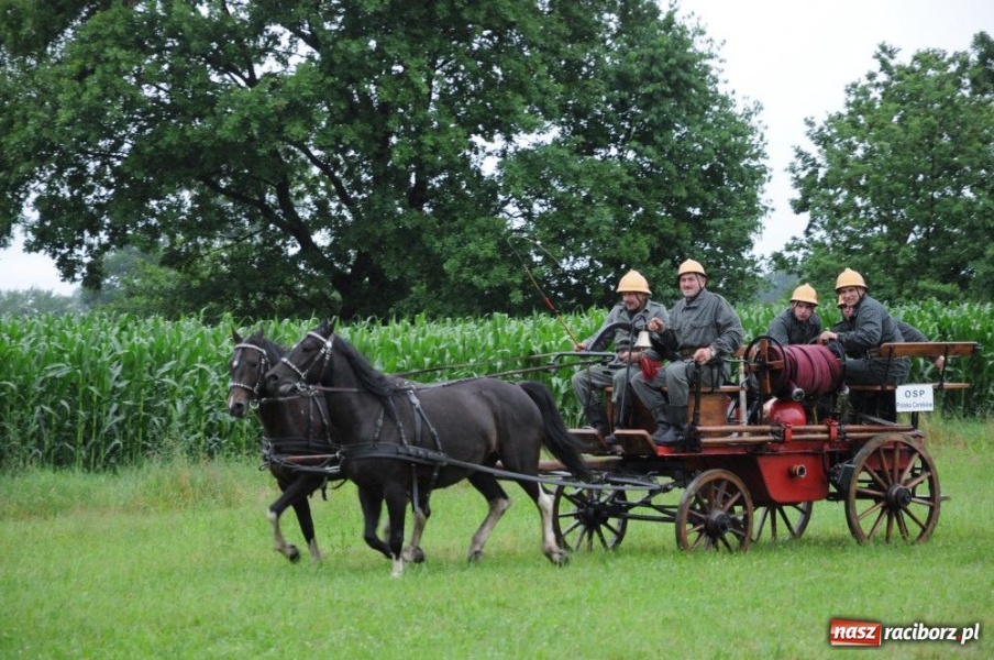 Zdjęcie w galerii na portalu naszraciborz.pl: W Bieńkowicach walczyli na sikawkach wiadomości z regionu
