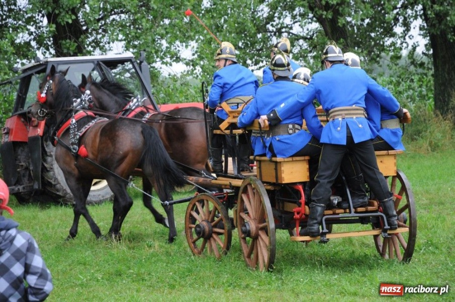 Zdjęcie w galerii na portalu naszraciborz.pl: W Bieńkowicach walczyli na sikawkach wiadomości z regionu