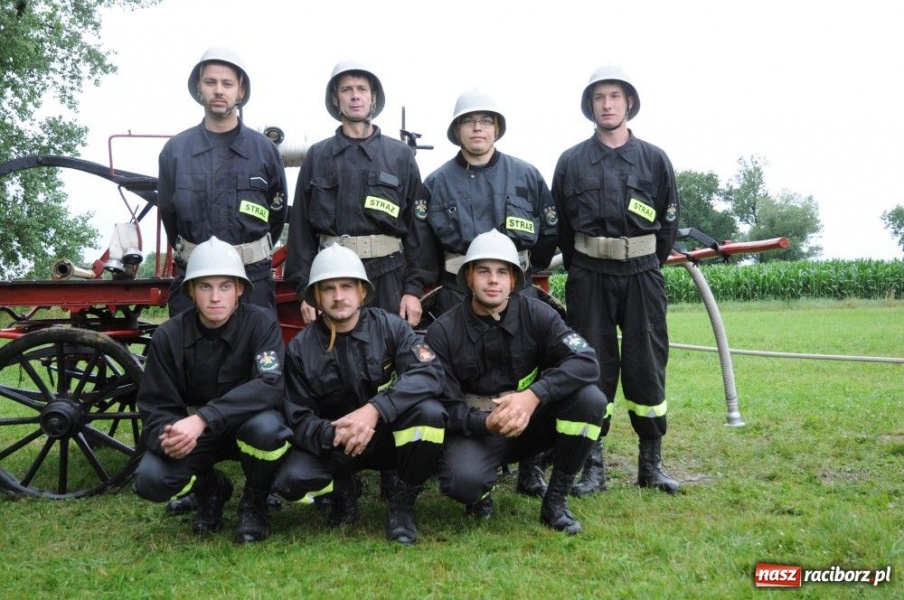 Zdjęcie w galerii na portalu naszraciborz.pl: W Bieńkowicach walczyli na sikawkach wiadomości z regionu