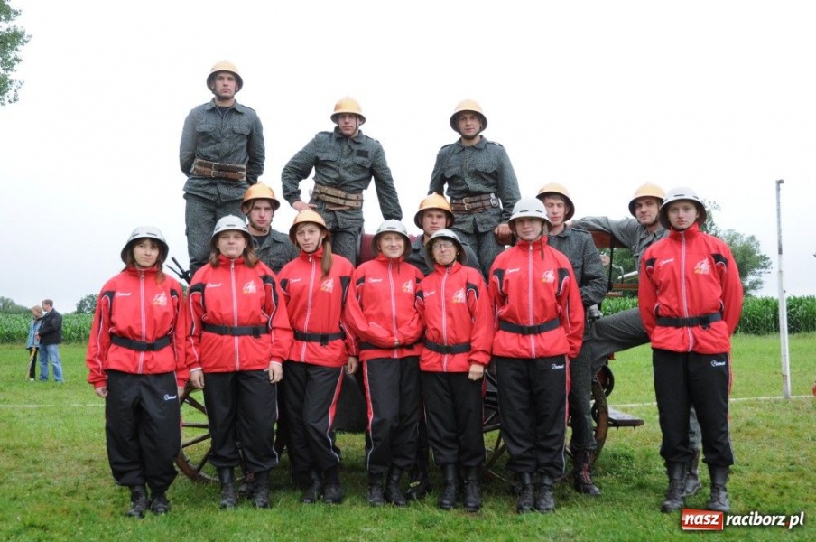 Zdjęcie w galerii na portalu naszraciborz.pl: W Bieńkowicach walczyli na sikawkach wiadomości z regionu