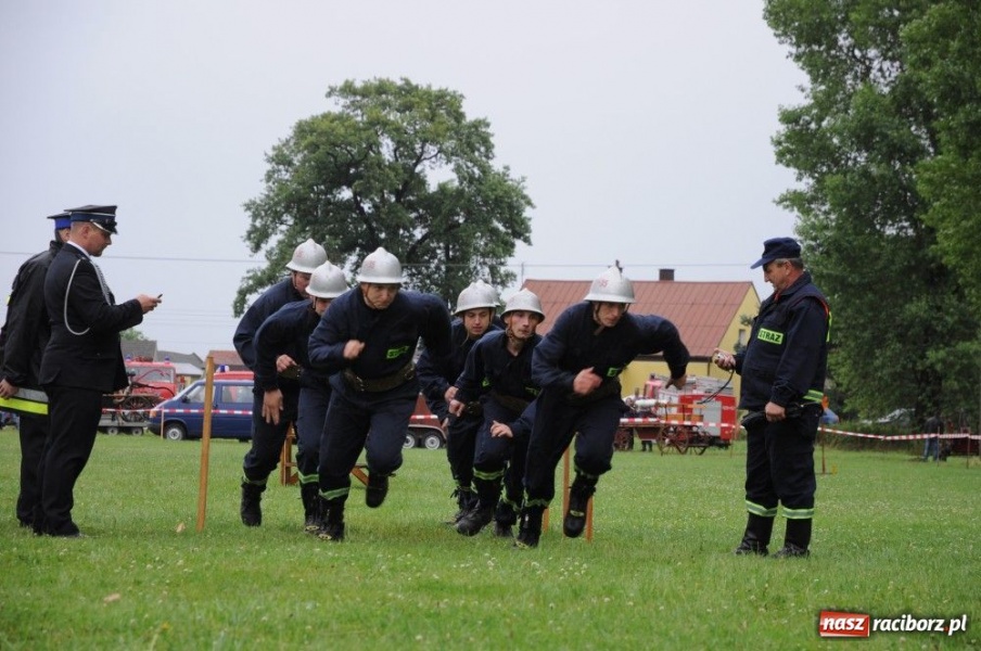 Zdjęcie w galerii na portalu naszraciborz.pl: W Bieńkowicach walczyli na sikawkach wiadomości z regionu
