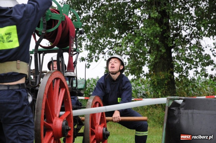 Zdjęcie w galerii na portalu naszraciborz.pl: W Bieńkowicach walczyli na sikawkach wiadomości z regionu