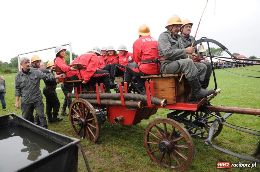 Zdjęcie w galerii na portalu naszraciborz.pl: W Bieńkowicach walczyli na sikawkach wiadomości z regionu