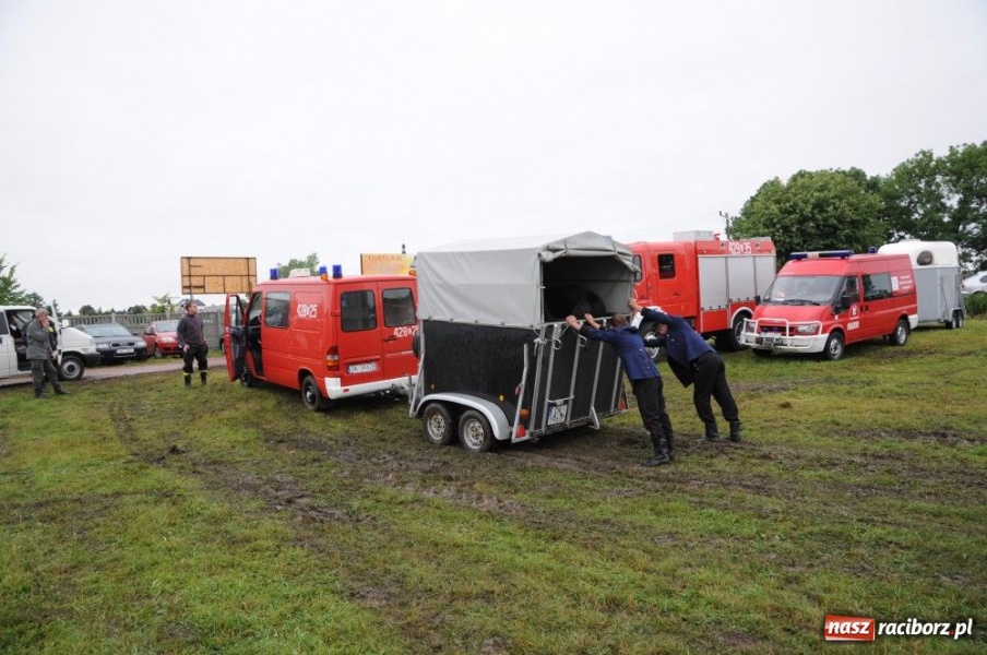Zdjęcie w galerii na portalu naszraciborz.pl: W Bieńkowicach walczyli na sikawkach wiadomości z regionu