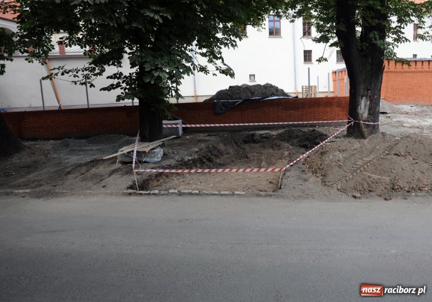 Zdjęcie w galerii na portalu naszraciborz.pl: BOMBA pod zamkiem. Ewakuacja ludzi wiadomości z regionu