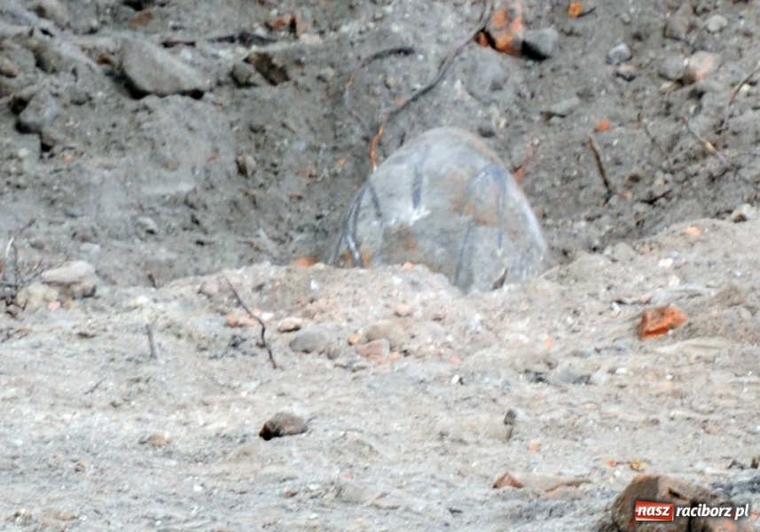 Zdjęcie w galerii na portalu naszraciborz.pl: BOMBA pod zamkiem. Ewakuacja ludzi wiadomości z regionu