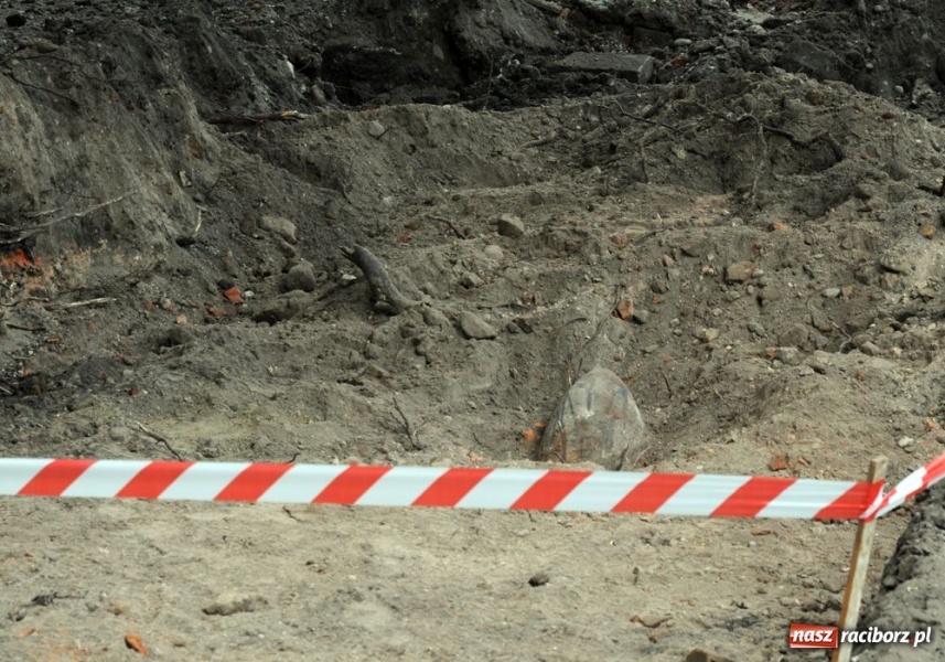 Zdjęcie w galerii na portalu naszraciborz.pl: BOMBA pod zamkiem. Ewakuacja ludzi wiadomości z regionu
