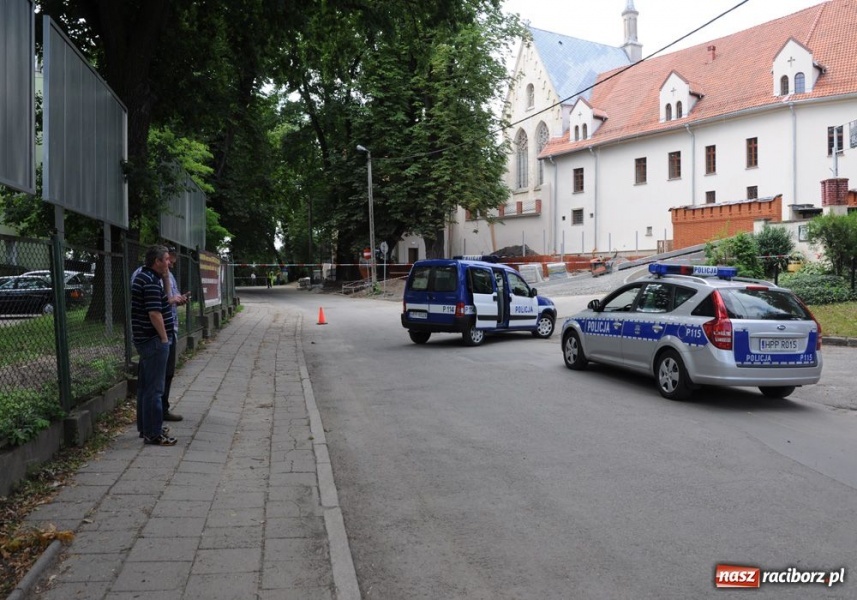 Zdjęcie w galerii na portalu naszraciborz.pl: BOMBA pod zamkiem. Ewakuacja ludzi wiadomości z regionu