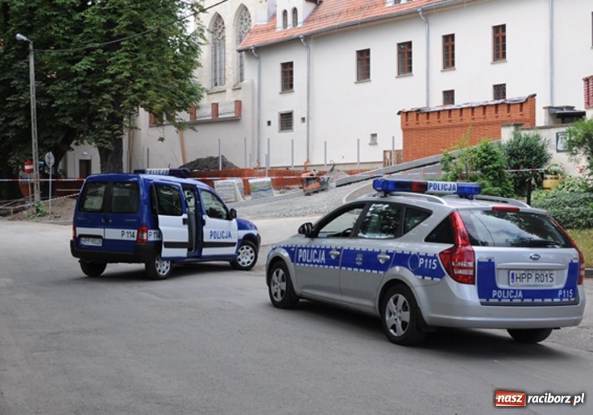 Zdjęcie w galerii na portalu naszraciborz.pl: BOMBA pod zamkiem. Ewakuacja ludzi wiadomości z regionu